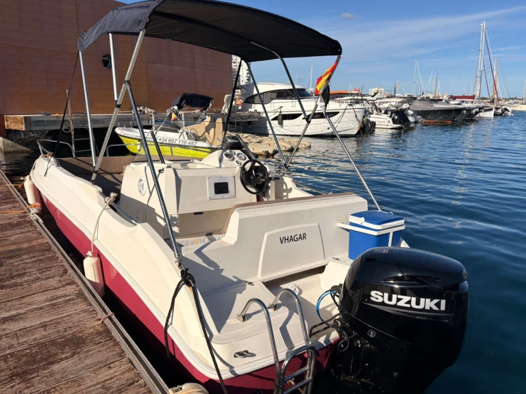 Barca a motore a noleggio a Sant Antoni de Portmany al miglior prezzo