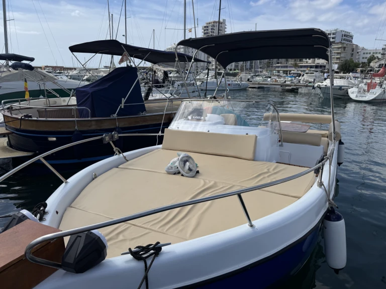 Barca a motore a noleggio a San Antonio Port al miglior prezzo