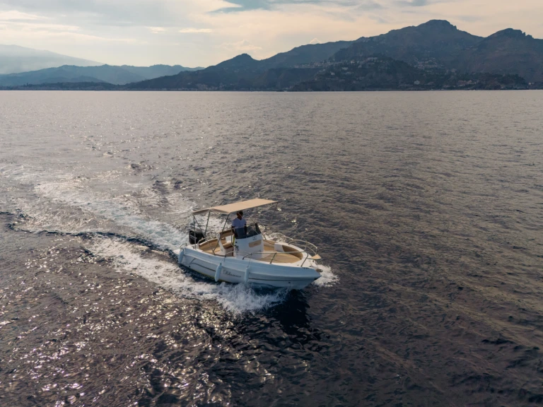 Noleggio Barca a motore con o senza skipper blumax 19 pro a Taormina