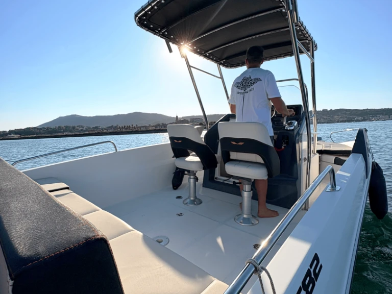 Noleggio Barca a motore Bénéteau con patente nautica