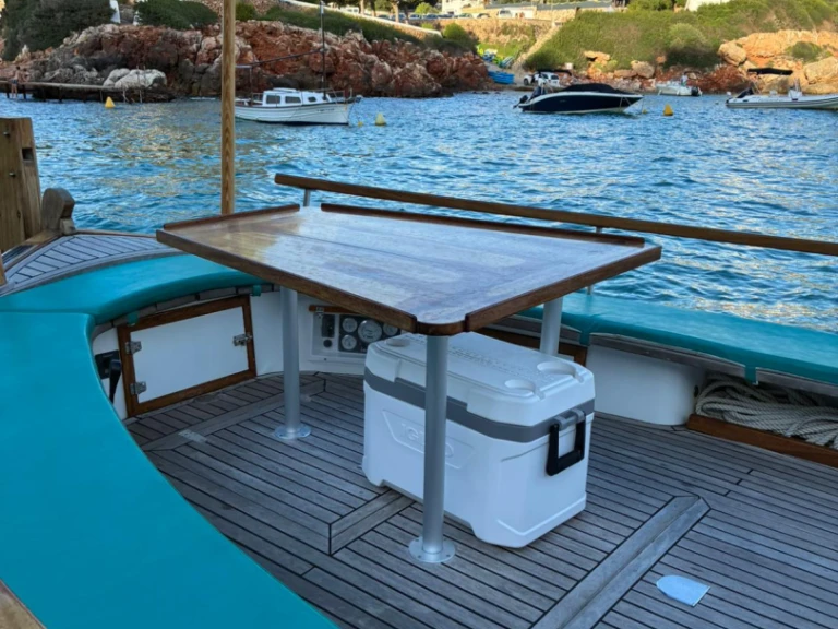 Barca a motore a noleggio a Cala Canutells al miglior prezzo