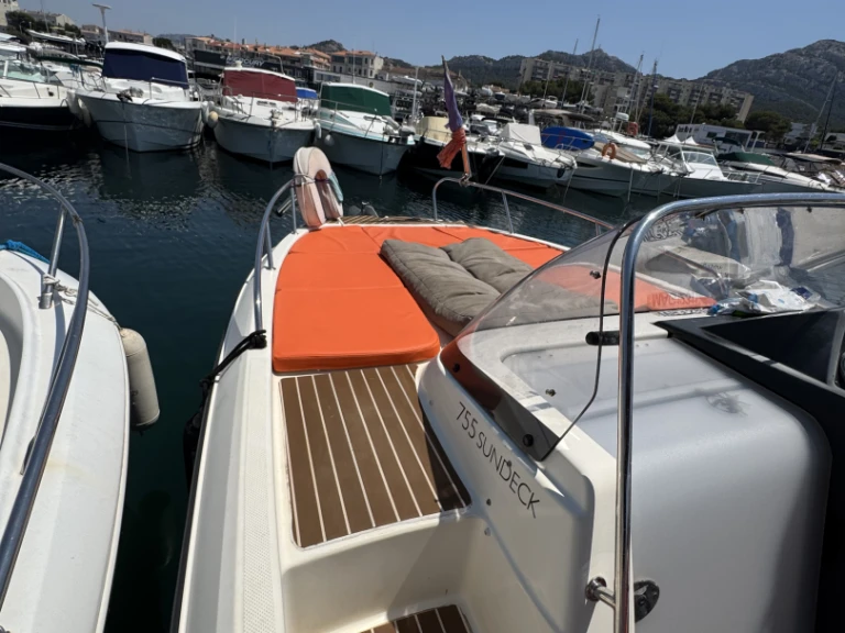 Noleggio barche Quicksilver Activ 755 Sundeck a Marsiglia su Samboat