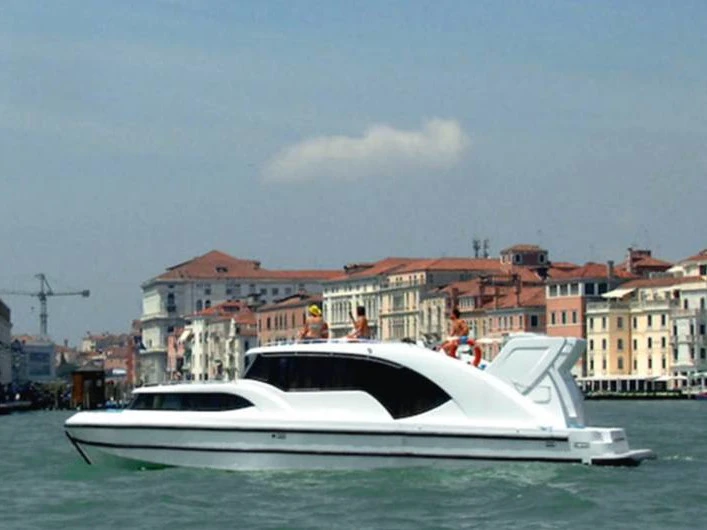 Noleggio Barca a motore con o senza skipper Le Boat a Precenicco