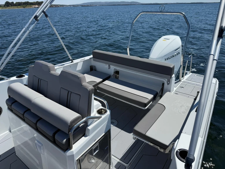 Noleggio Barca a motore Jeanneau con patente nautica