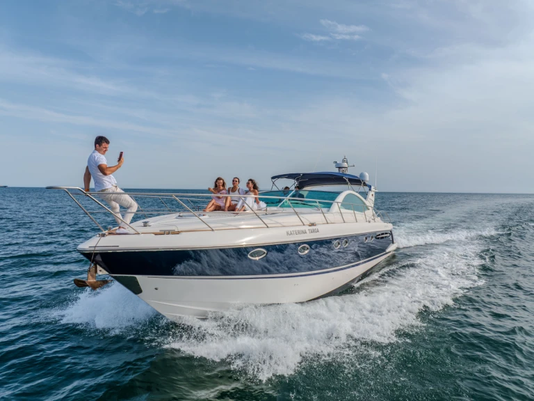 Noleggiare una Fairline Targa 52 a Cascais