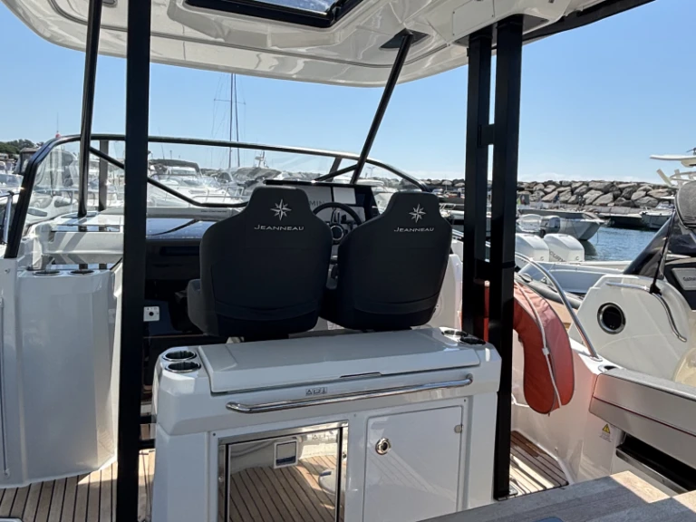 Noleggio barche Jeanneau Cap Camarat 9.0 WA a Les Issambres su Samboat