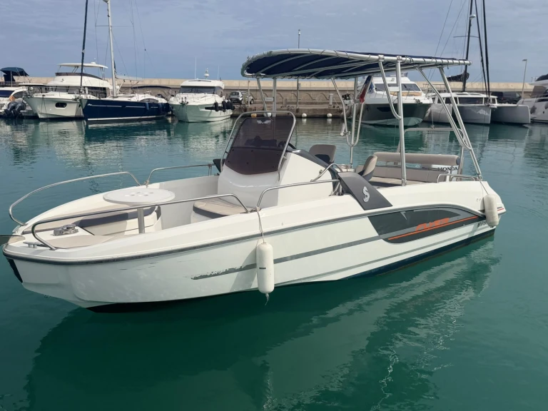 Noleggio Barca a motore Bénéteau con patente nautica