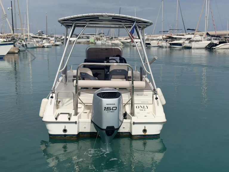 Barca a motore a noleggio a Saint-Laurent-du-Var al miglior prezzo