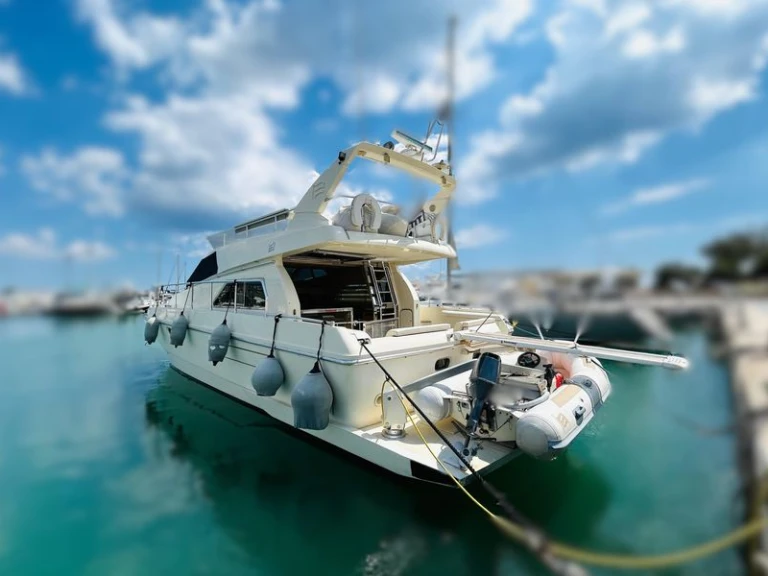 Noleggio barche Ferretti Altura 45 Fly a Saint-Raphaël su Samboat