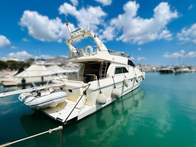 Noleggio Yacht di lusso Ferretti con patente nautica