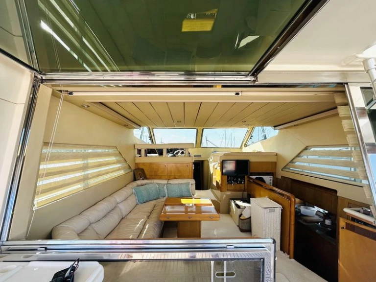 Noleggio barche Ferretti Altura 45 Fly a Saint-Raphaël su Samboat