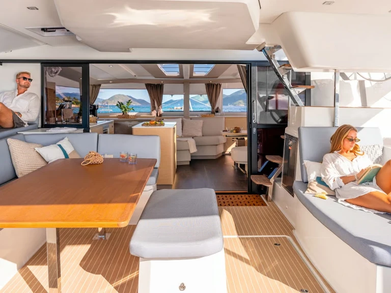 Noleggiare una Fountaine Pajot Aura 51 a Cannes