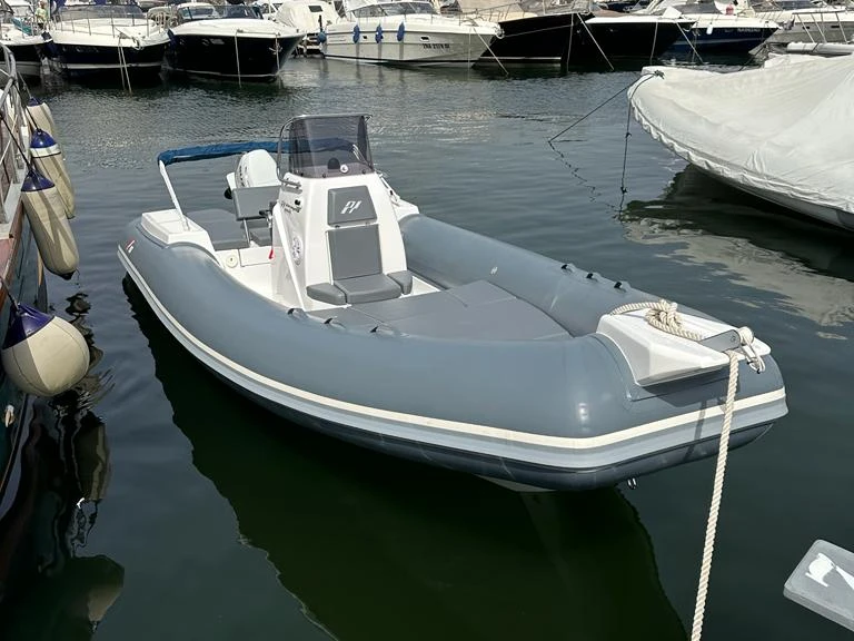 Noleggio Gommone Panamera Yacht con patente nautica