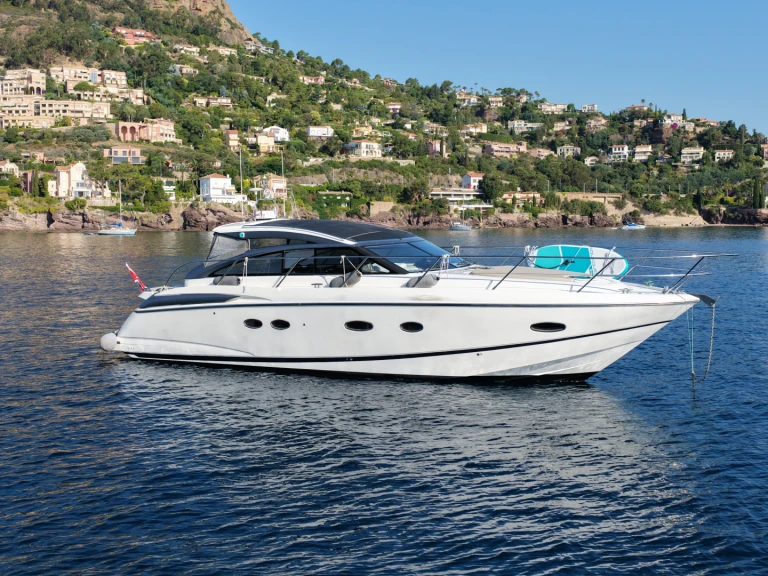 Noleggiare una Princess Princess V42 a Villeneuve-Loubet