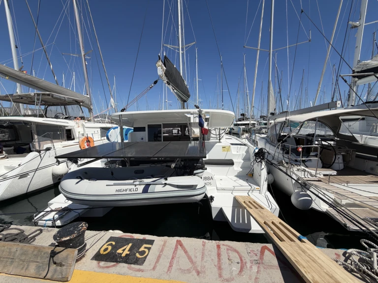 Catamarano a noleggio a Álimos al miglior prezzo