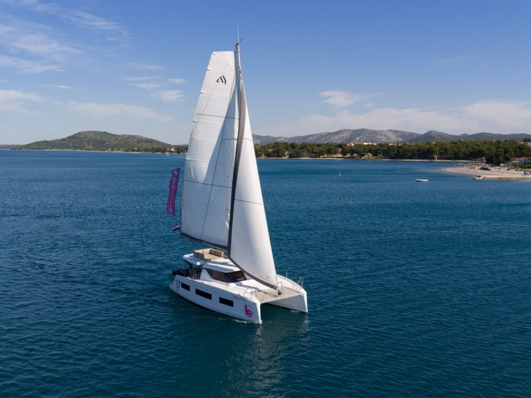 Catamarano a noleggio a Pirovac al miglior prezzo