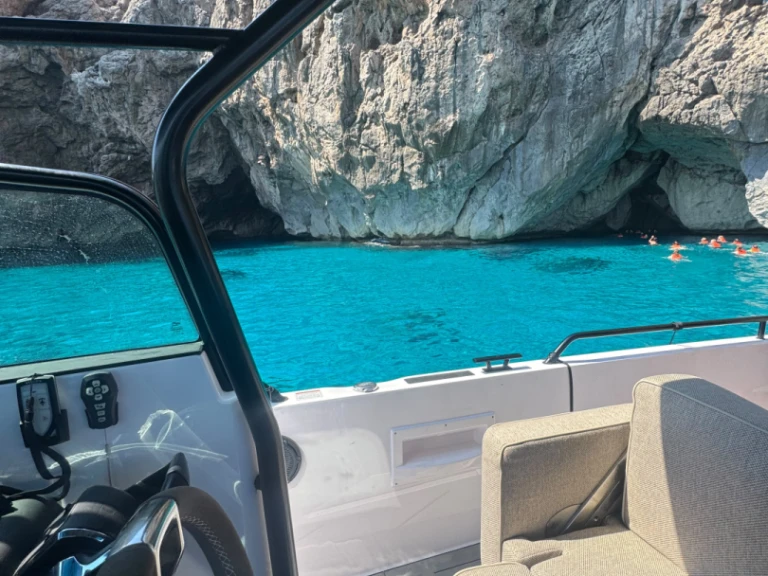 Noleggio Barca a motore con o senza skipper Axopar a Can Picafort