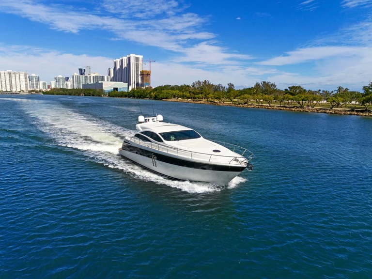 Noleggio Yacht di lusso Pershing con patente nautica