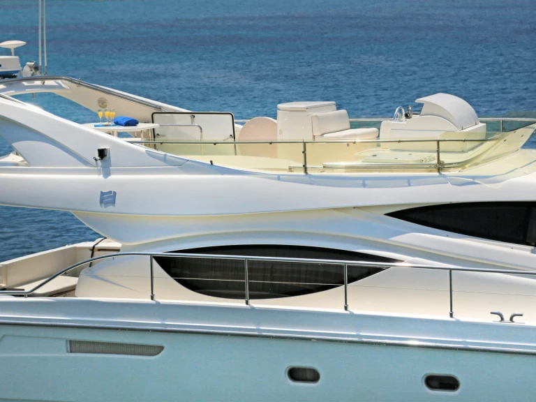 Noleggiare una Ferretti Ferretti 550 a Paros (Isola)