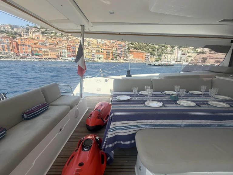 Noleggiare una Fountaine Pajot Aura 51 a Cannes