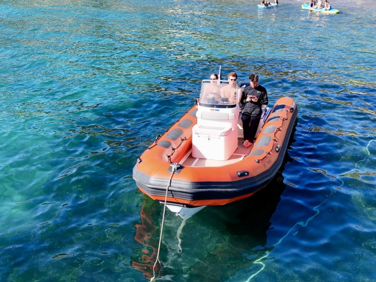Noleggiare una Valiant V 620 Sport a Roses