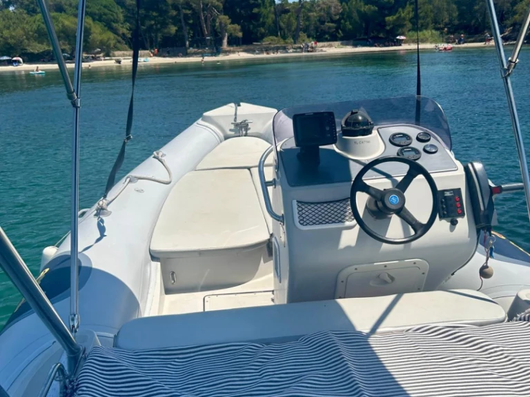 Gommone a noleggio a Hyères al miglior prezzo
