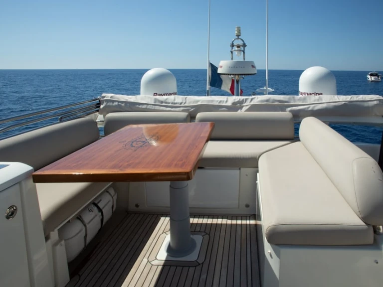 Prestige Yachts 630s da affittare a  Saint-Raphaël