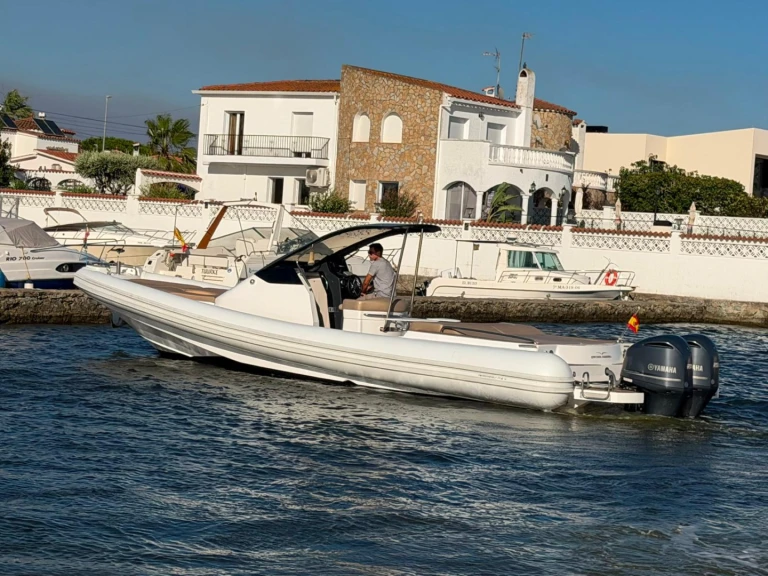 Noleggiare una Magazzu MX 11 a Empuriabrava