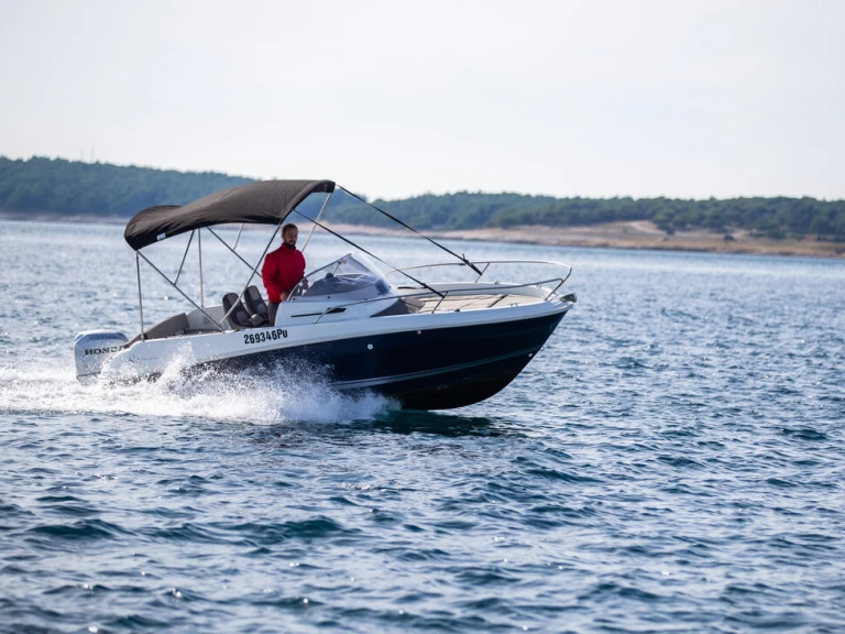 Noleggio Barca a motore Jeanneau con patente nautica
