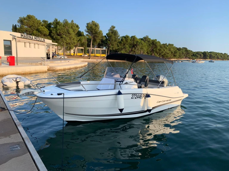 Noleggiare una Jeanneau Cap Camarat 6.5 CC a Pola