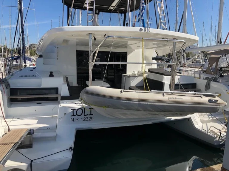 Catamarano a noleggio a Álimos al miglior prezzo