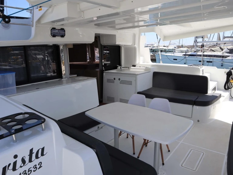 Catamarano a noleggio a Álimos al miglior prezzo