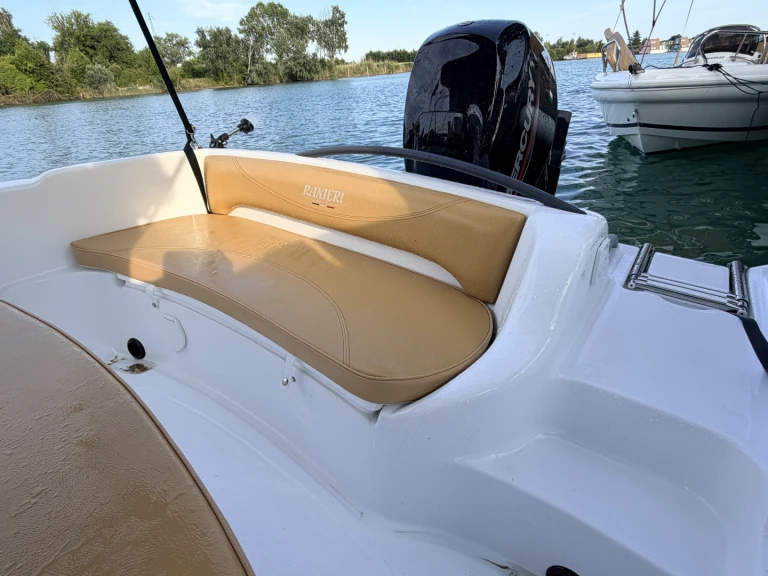 Noleggio barche Bevazzana economico Shark 19