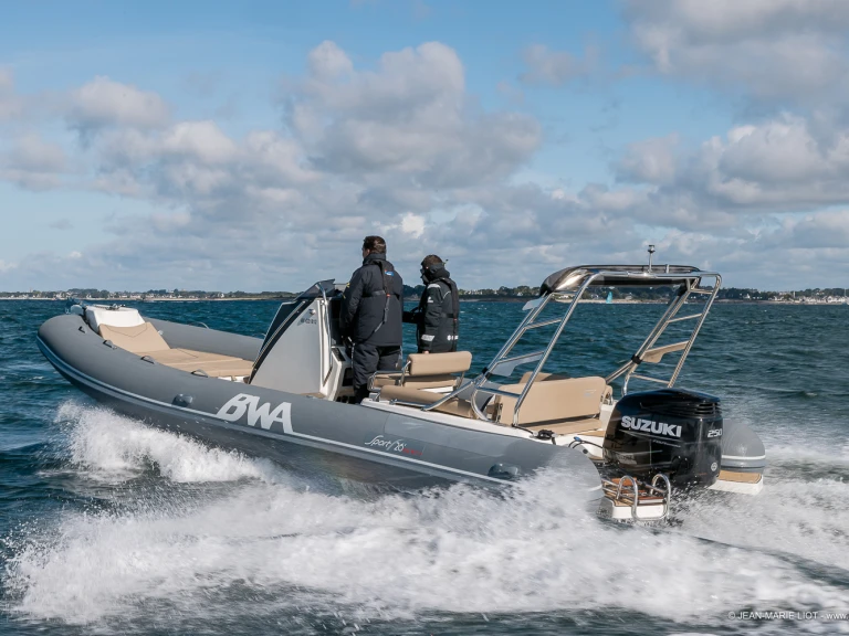 Noleggiare una Bwa Sport 26 GTO a La Trinité-sur-Mer