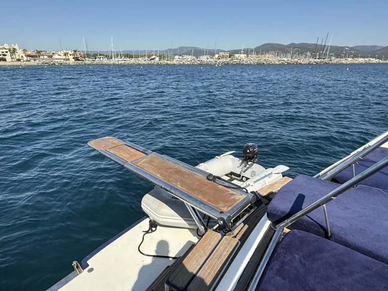 Barca a motore a noleggio a Port Grimaud al miglior prezzo
