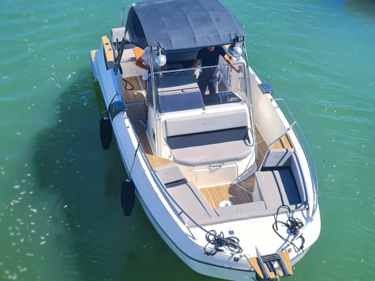 Noleggio Barca a motore Bénéteau con patente nautica