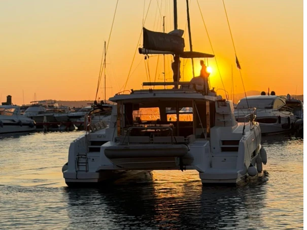 Catamarano a noleggio a Rada di Napoli al miglior prezzo