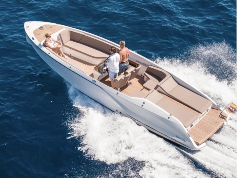 Frauscher 858 fantom Air da affittare a  Port Adriano