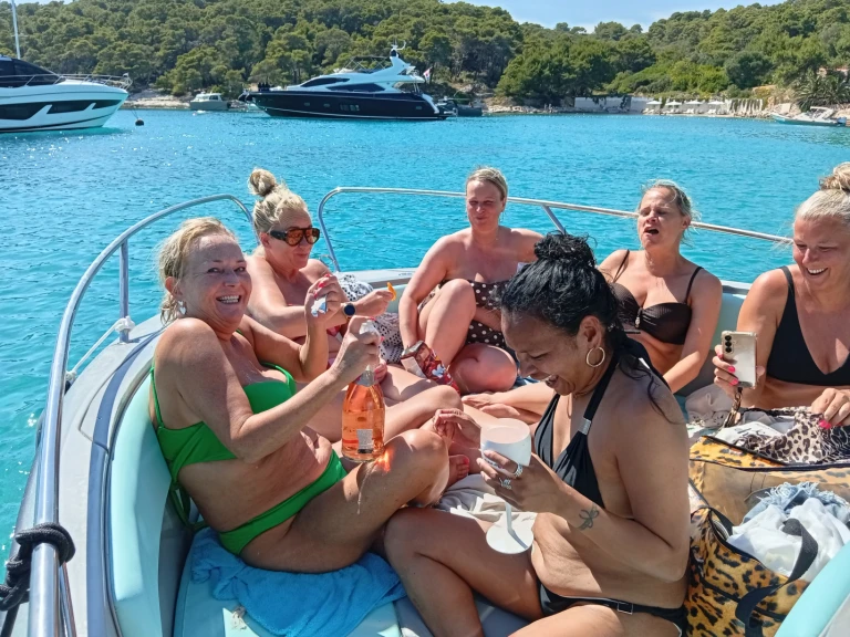 Noleggio Barca a motore Jeanneau con patente nautica
