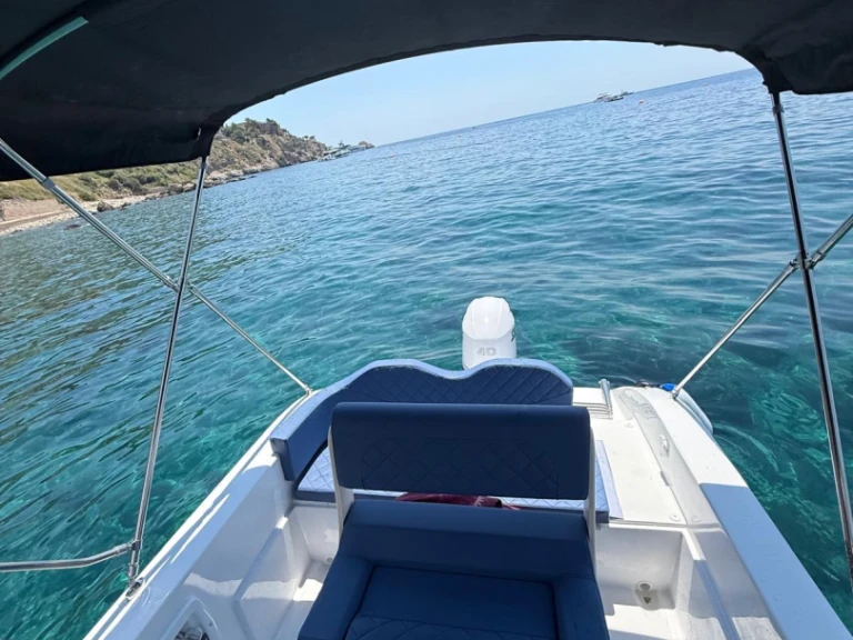 Noleggio Barca a motore Trimarchi con patente nautica