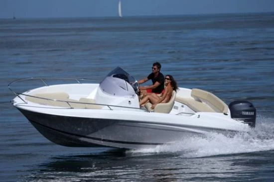 Noleggiare una Jeanneau CAP CAMARAT 6,5 CC Style a Port de Hyères (St Pierre)