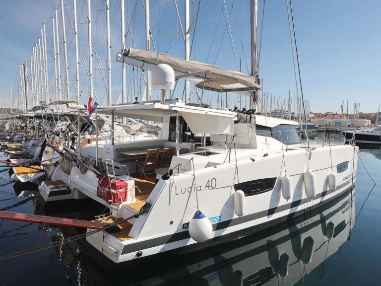 Noleggio barche Fountaine Pajot Lucia 40 a Trogir su Samboat