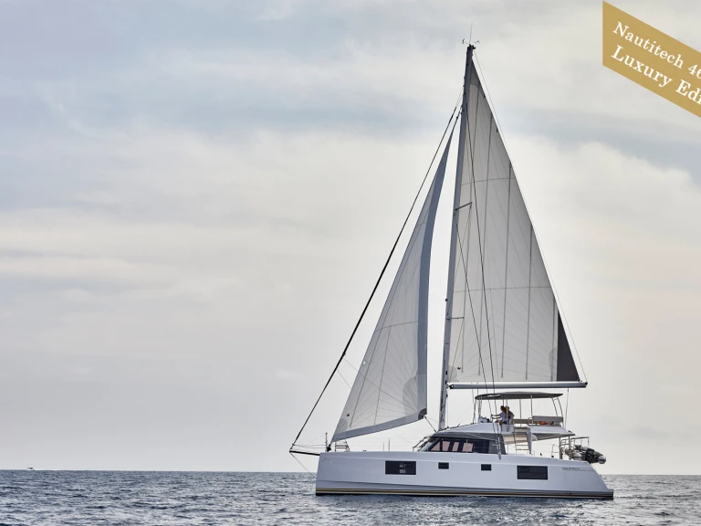 Catamarano a noleggio a Álimos al miglior prezzo