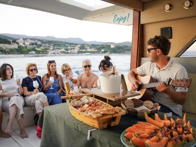 Noleggio a Italia – Mochi Craft Mochi 40 su SamBoat