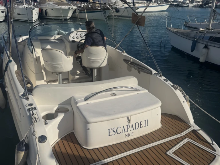 Barca a motore a noleggio a Saint-Laurent-du-Var al miglior prezzo