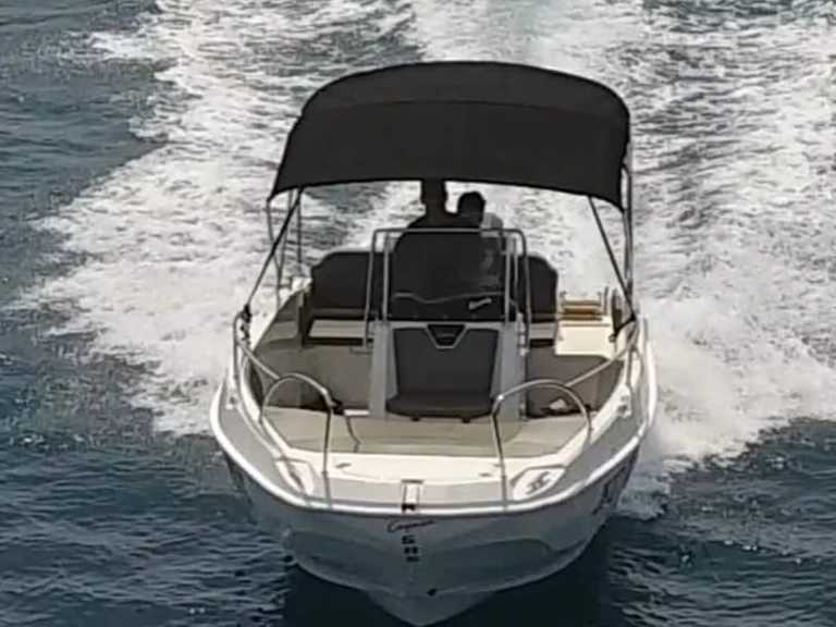 Noleggiare una speedy Cayman 585 a Trogir