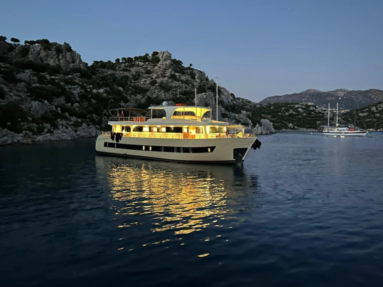 Noleggio Yacht di lusso Custom Made con patente nautica