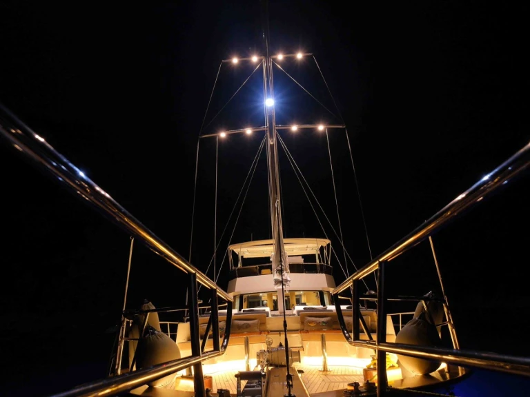 Noleggio Yacht di lusso Custom Made con patente nautica