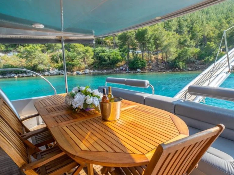 Noleggio Yacht di lusso Custom Made con patente nautica