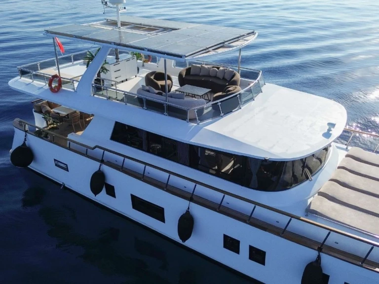 Noleggio Yacht di lusso Custom Made con patente nautica